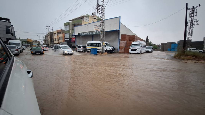 Adana'da fırtına ve sağanak: Ağaçlar devrildi, yollar göle döndü - Resim: 2